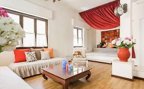 Vintage Charm By The Acropolis!